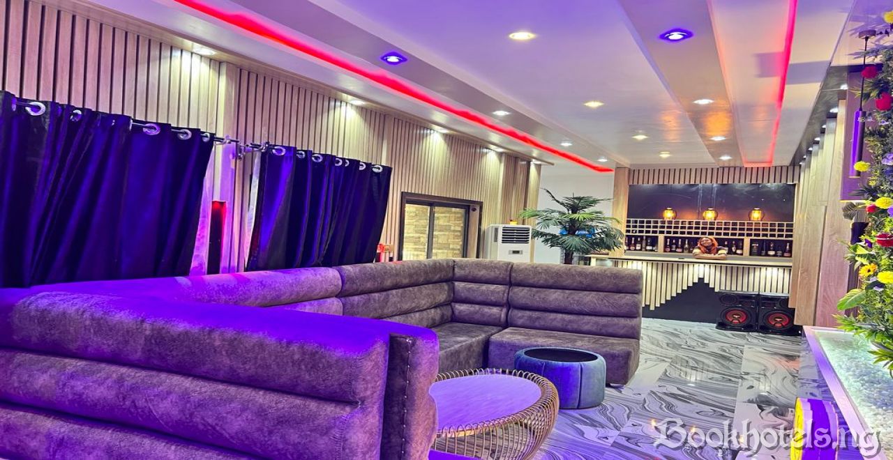 Clique Court Hotel And Suite
