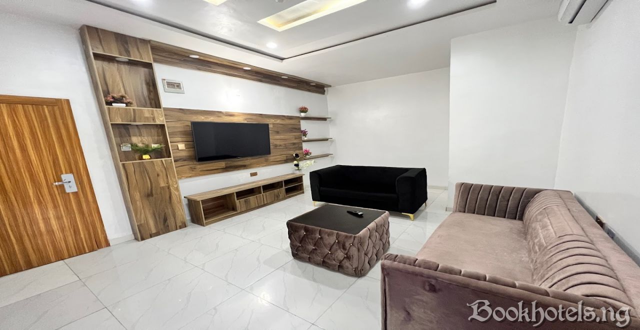 Clique Court Hotel And Suite