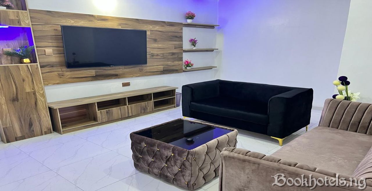 Clique Court Hotel And Suite
