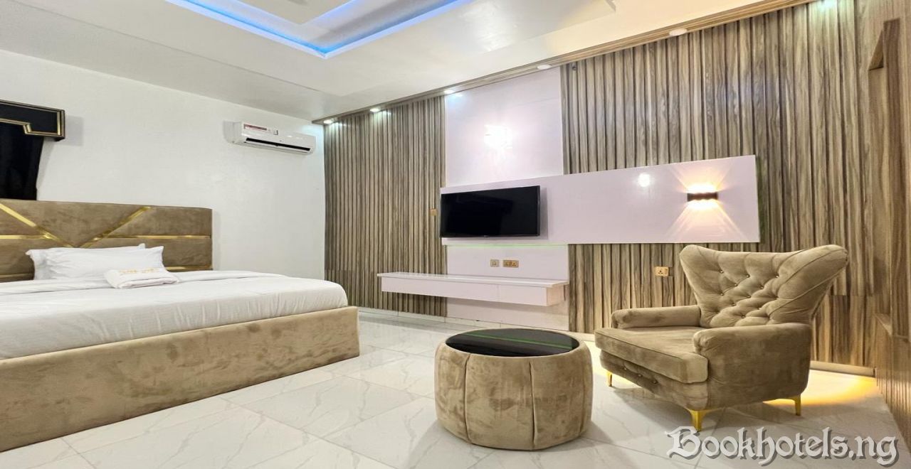 Clique Court Hotel And Suite