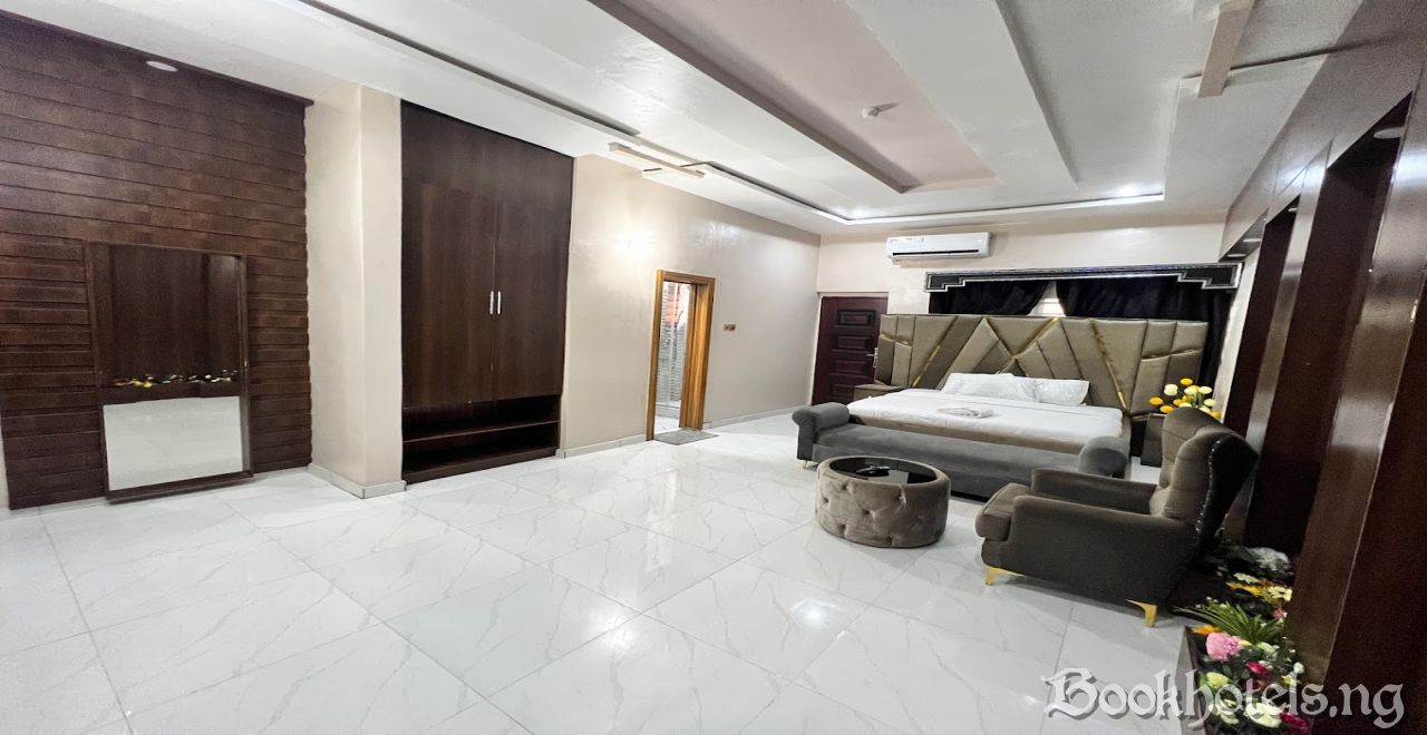 Clique Court Hotel And Suite