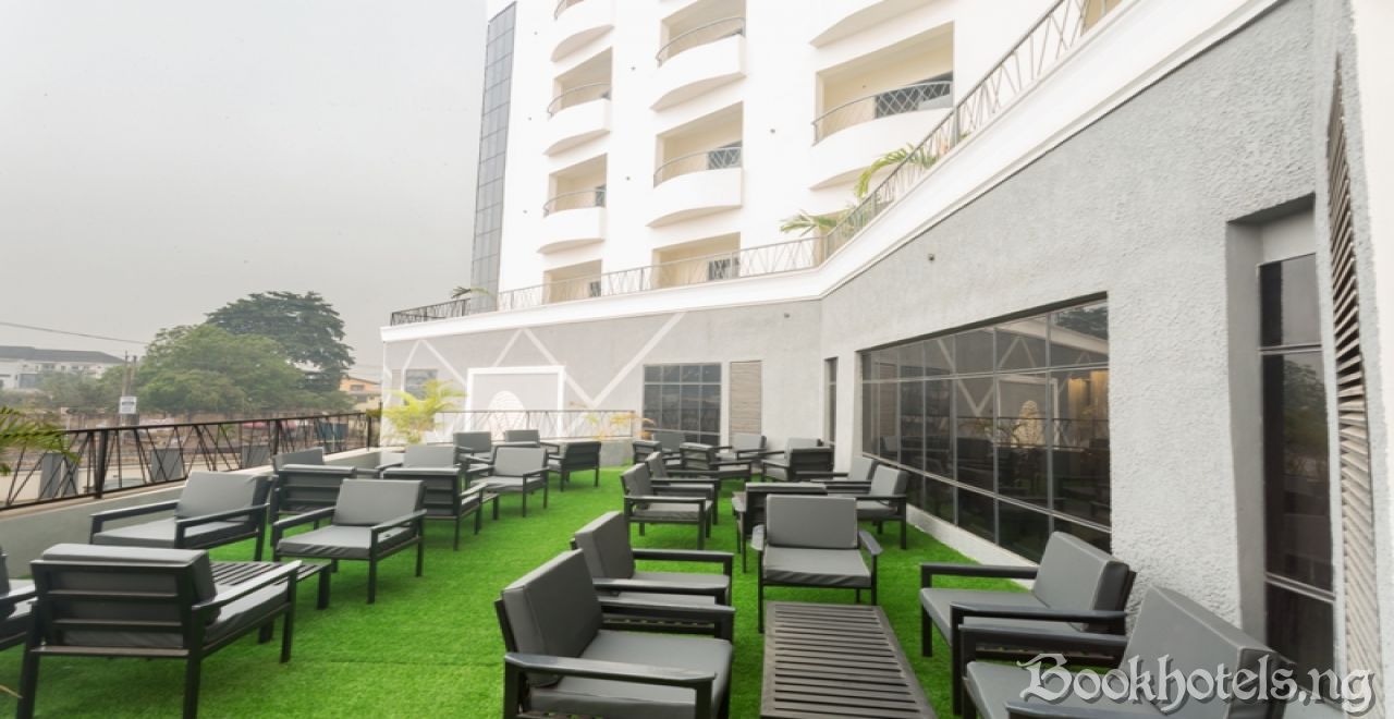 De Signature Tower Hotel