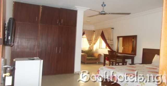 Franphinas Suites And Hotel