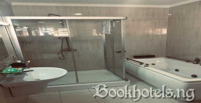 Kings Court Apartment