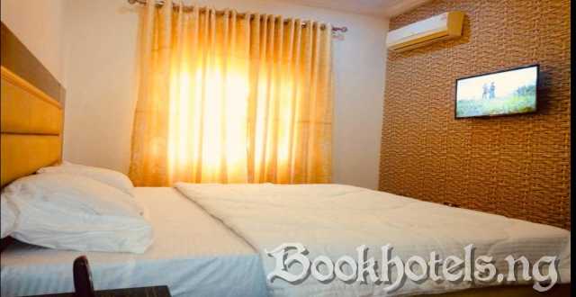 Kings Court Apartment