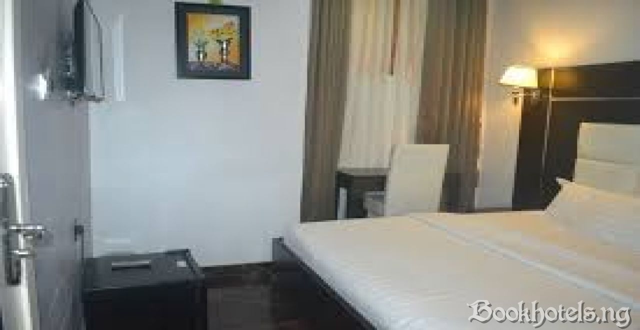 Mac Dove Lounge And Suites