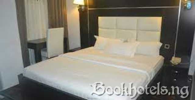 Mac Dove Lounge And Suites