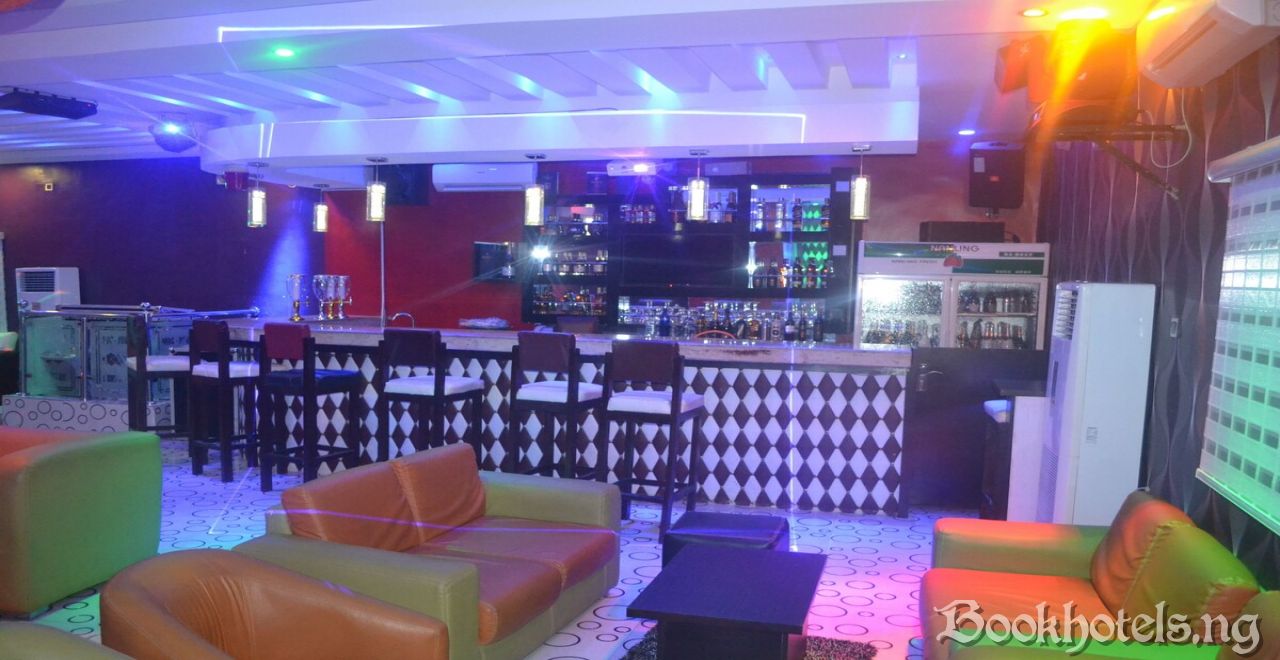 Mac Dove Lounge And Suites