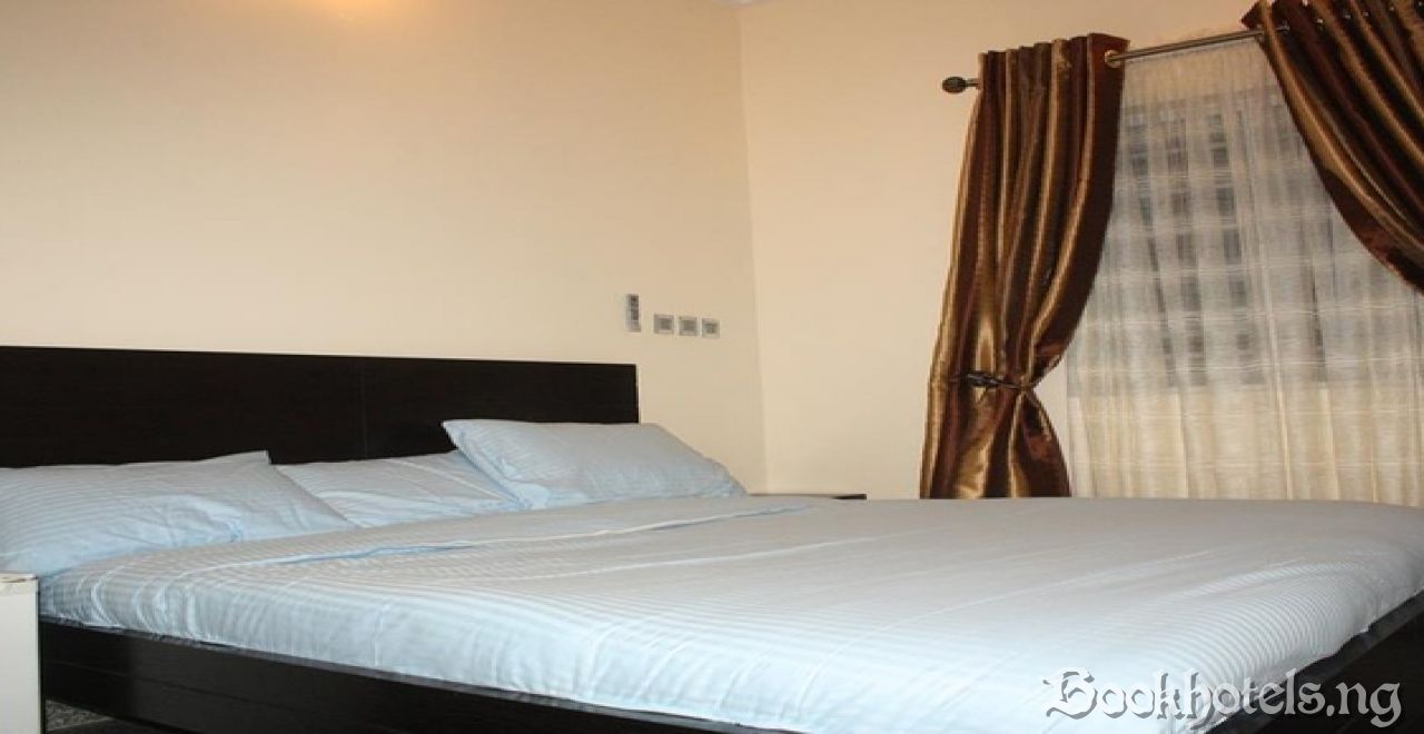 Pentagon Luxury Hotel