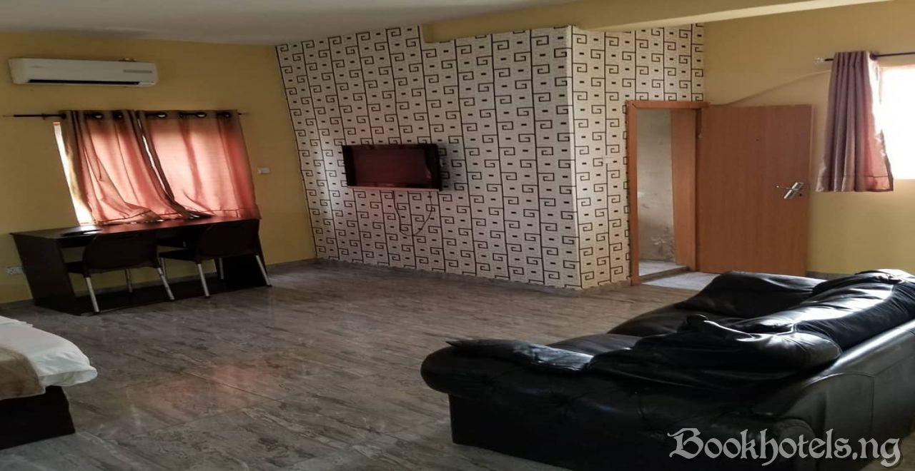 Sneakers Suite And Bar