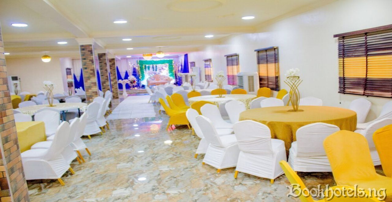 OBLOW HOTEL AND SUITES