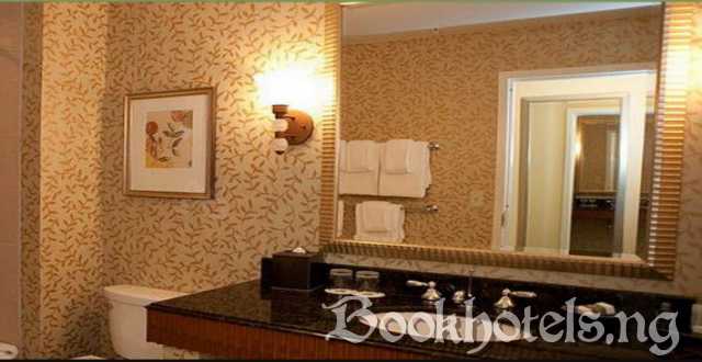 Greenwood Court Hotel And Suites
