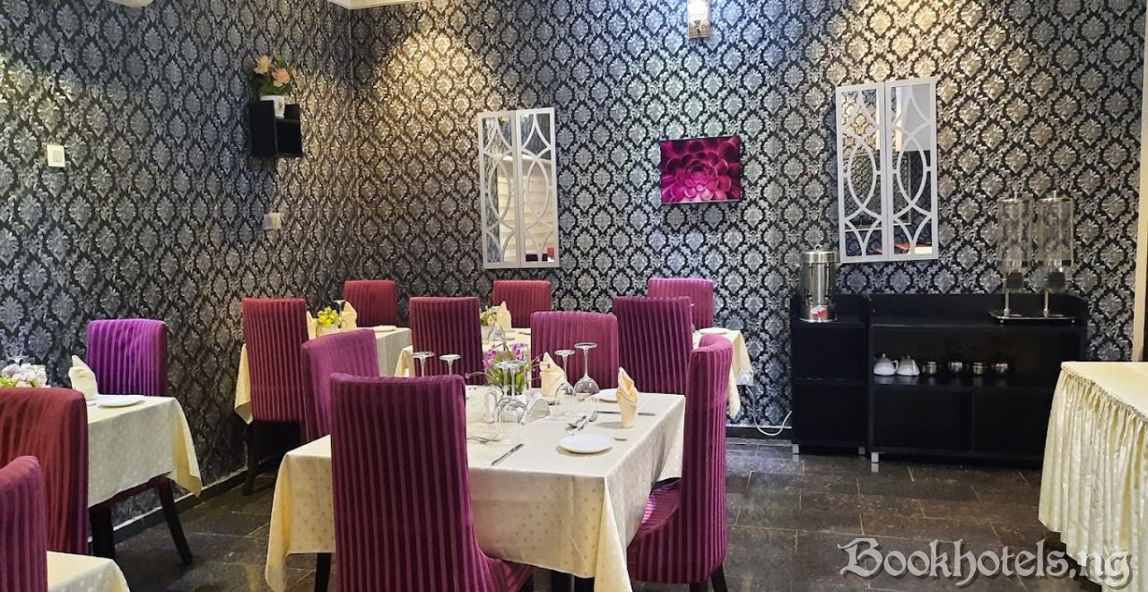 Sparklyn Hotel And Suites