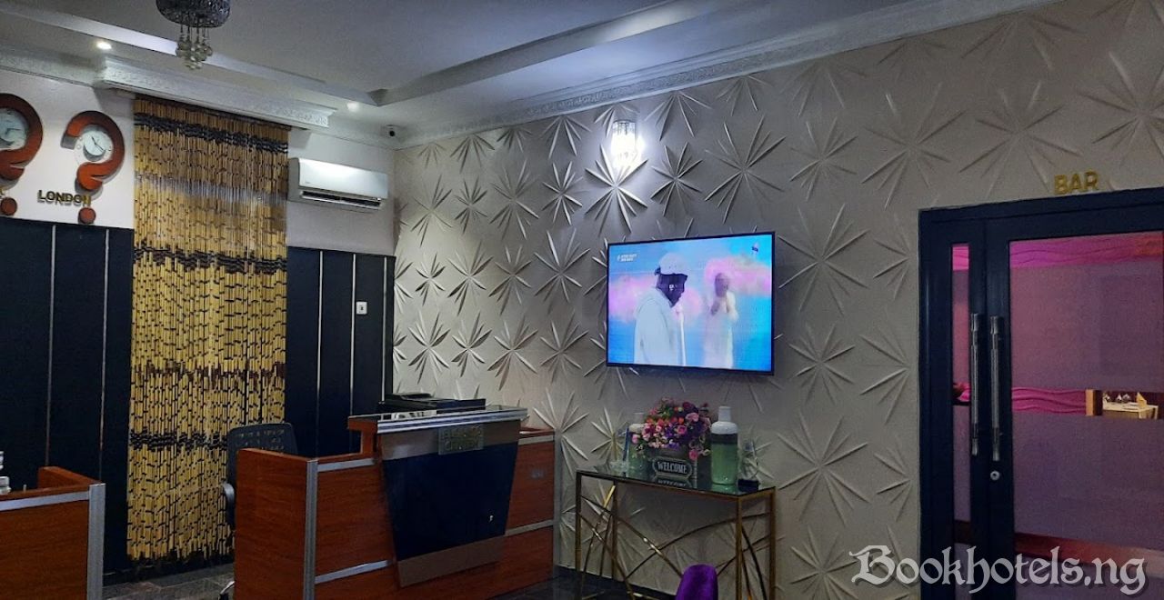 Sparklyn Hotel And Suites