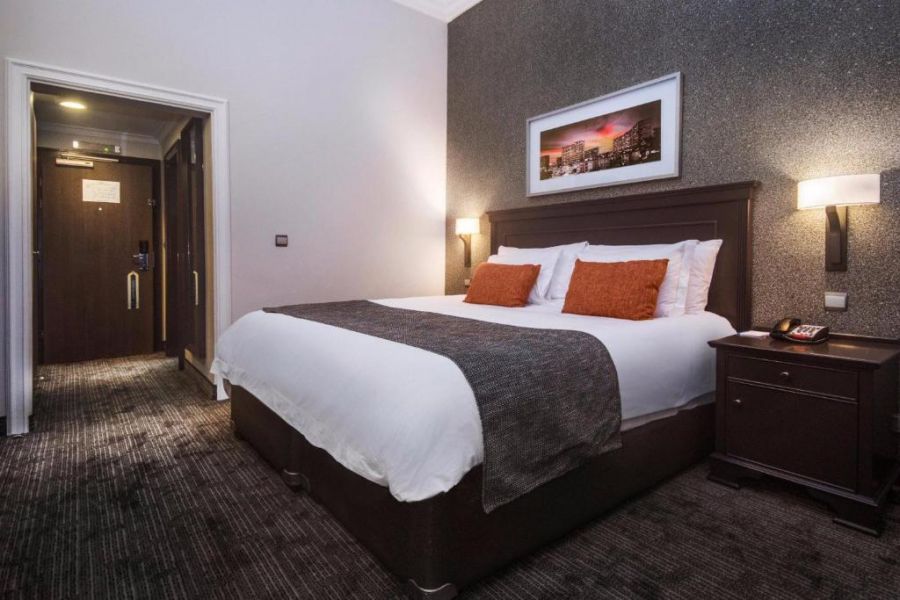 EXECUTIVE ROOM