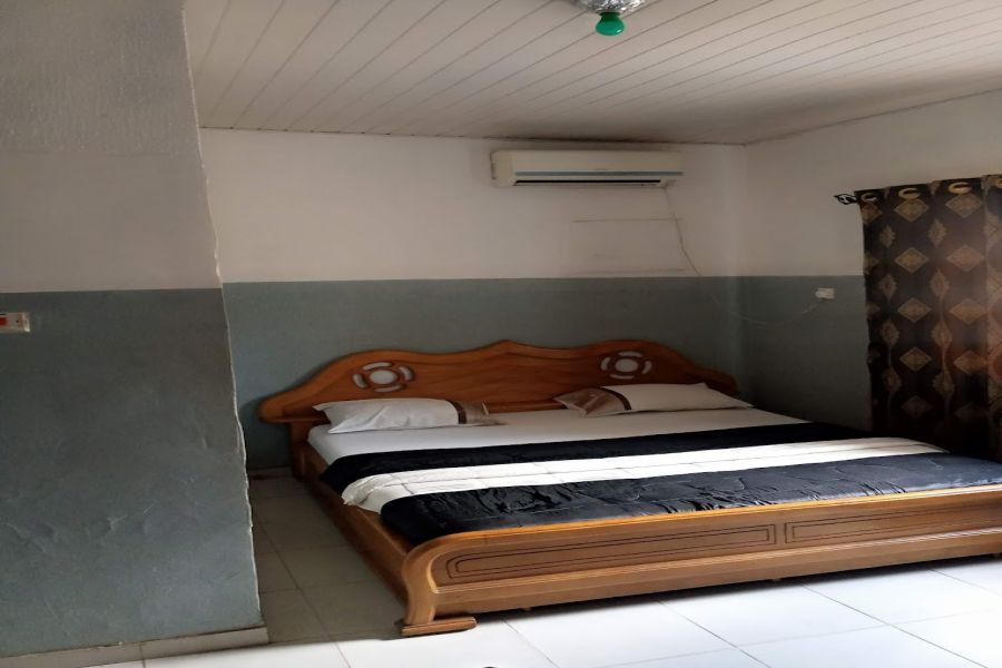 DELUXE ROOMS