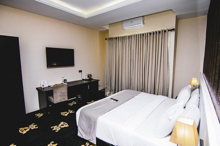 EXECUTIVE SUITES