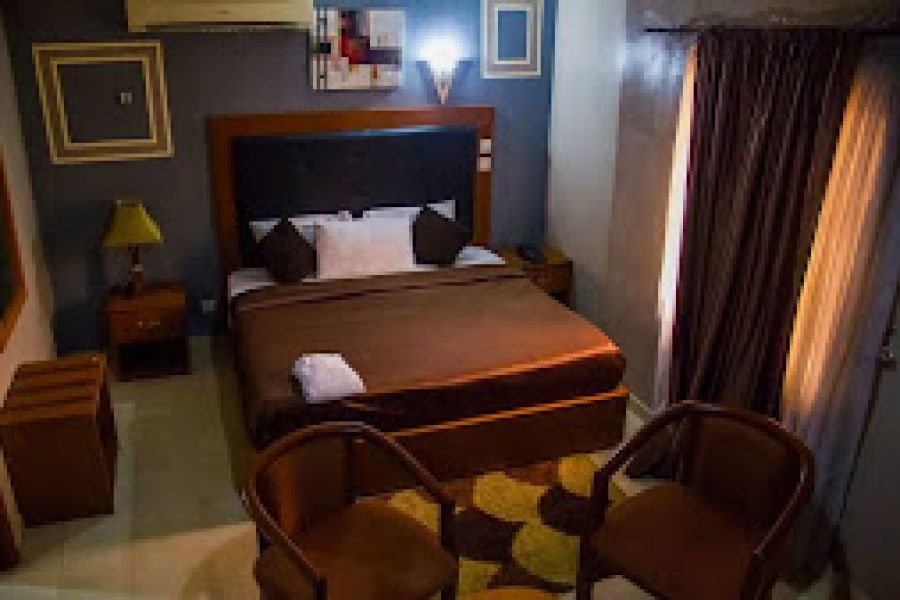 DELUXE QUEEN ROOM