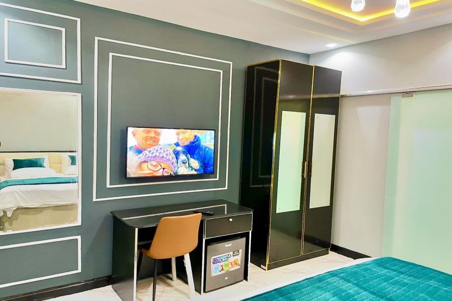 EXECUTIVE ROOM