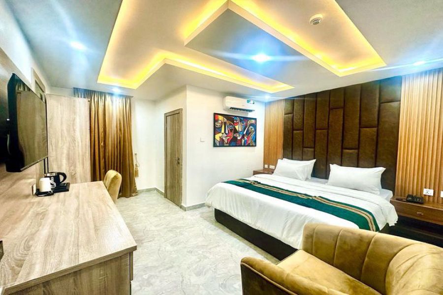 DELUXE ROOM