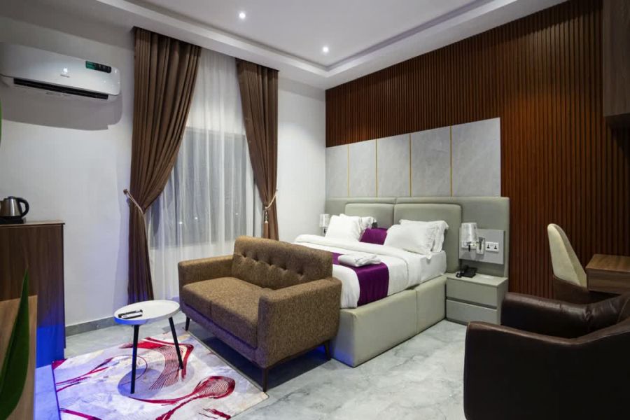EXECUTIVE ROOM