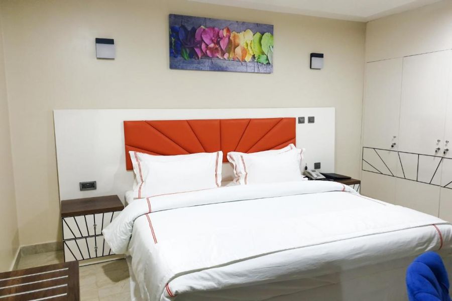 DELUXE ROOMS