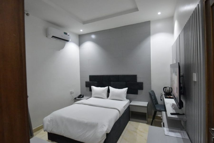 ONE BEDROOM 