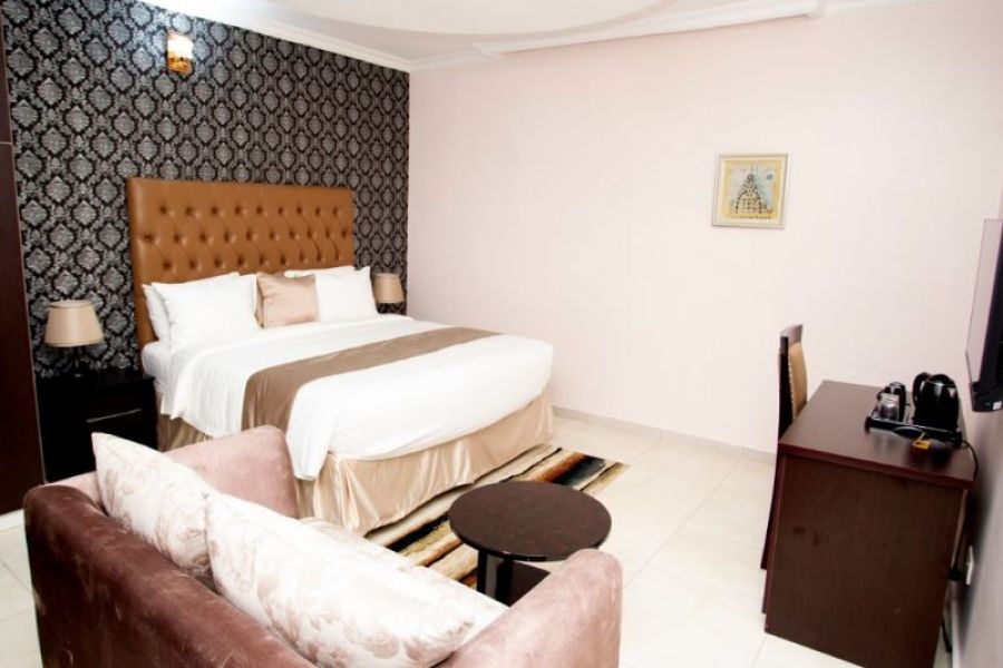 EXECUTIVE ROOM