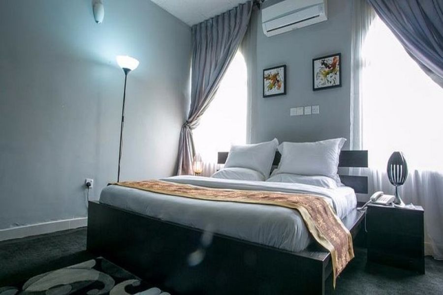 DELUXE SUITE 