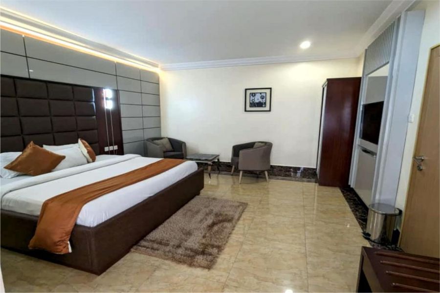 EXECUTIVE ROOM