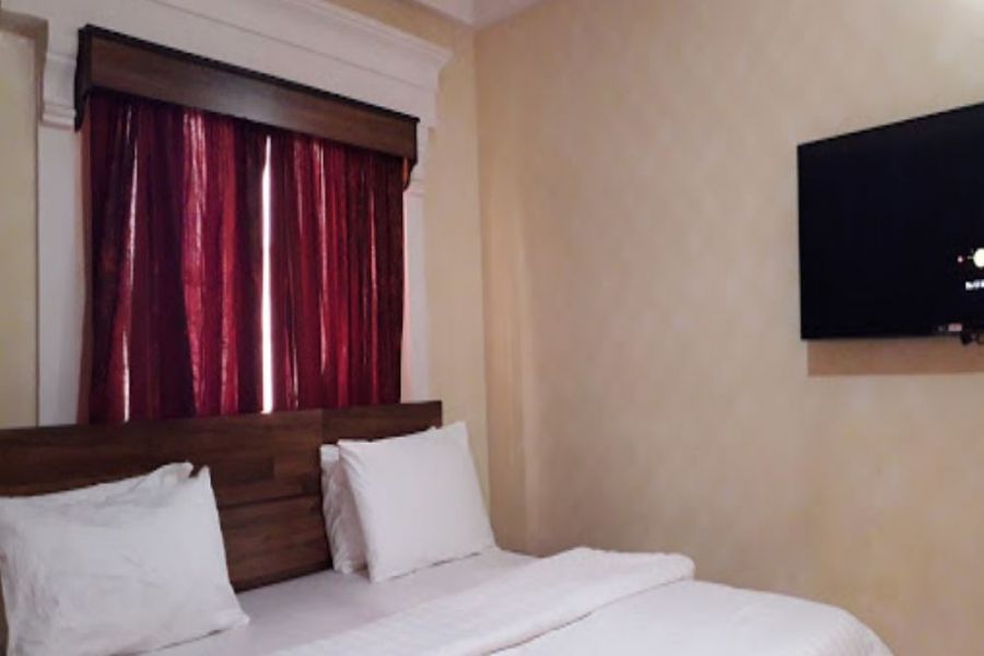 DELUXE ROOM