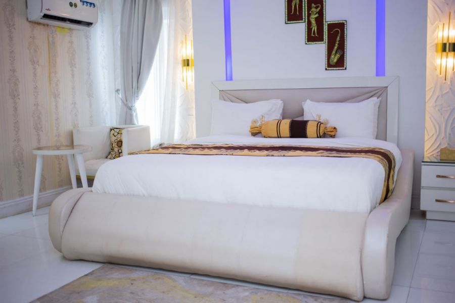 DELUXE ROOMS