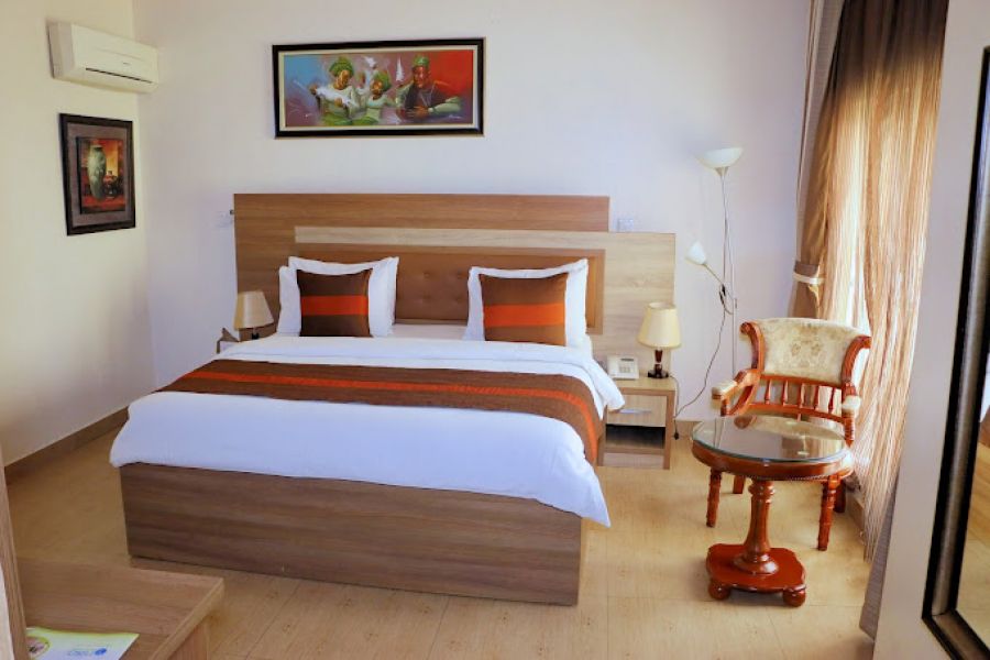 ROYAL ROOM