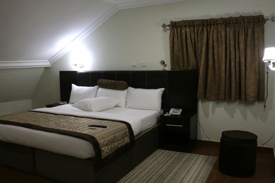 GOLD SUITE