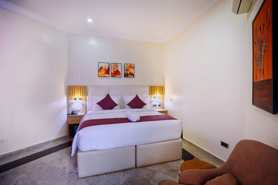 EXECUTIVE ROOM