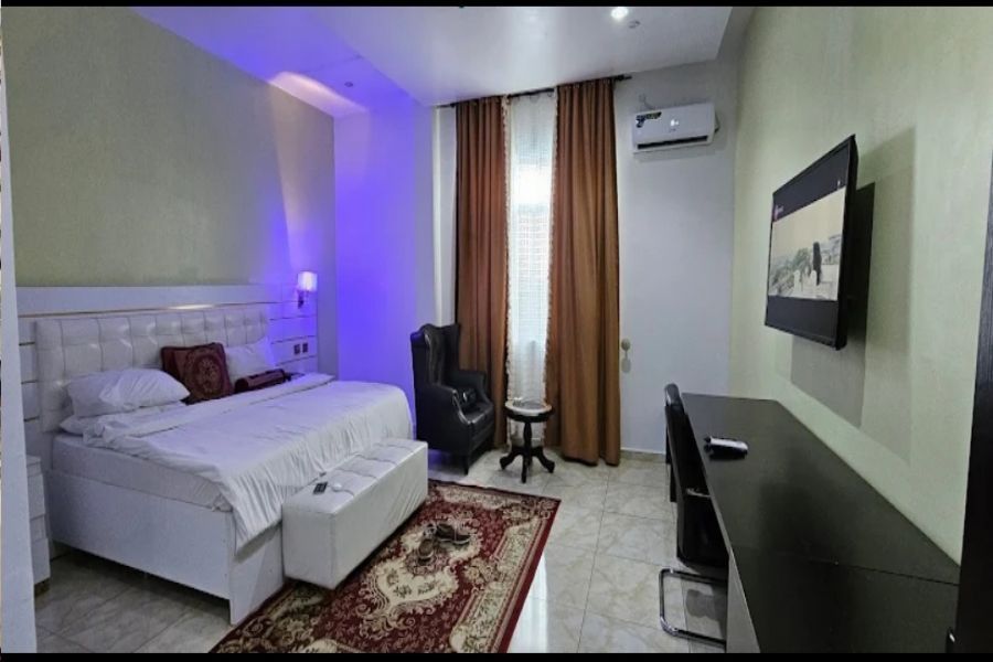 EXECUTIVE ROOM