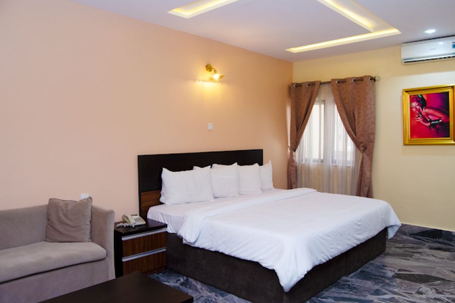 EXECUTIVE STANDARD ROOM