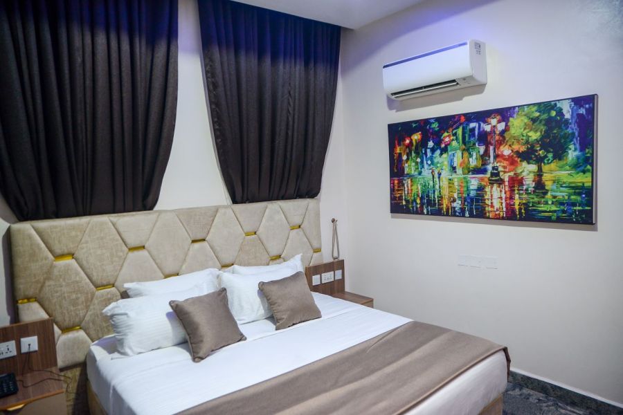 DELUXE ROOM