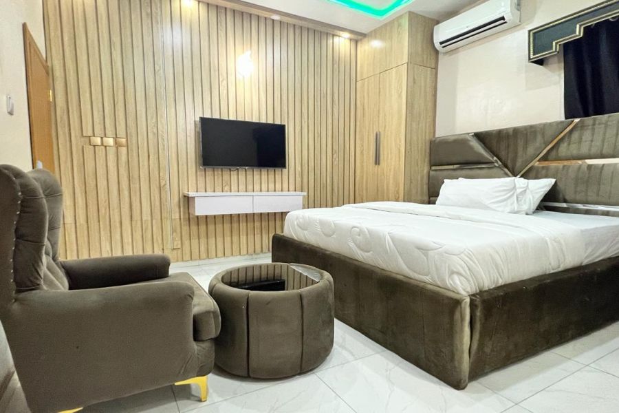 DELUXE ROOM
