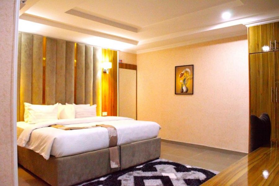 RIGHT SUITE