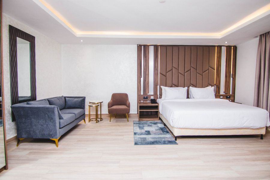 EXECUTIVE ROOM
