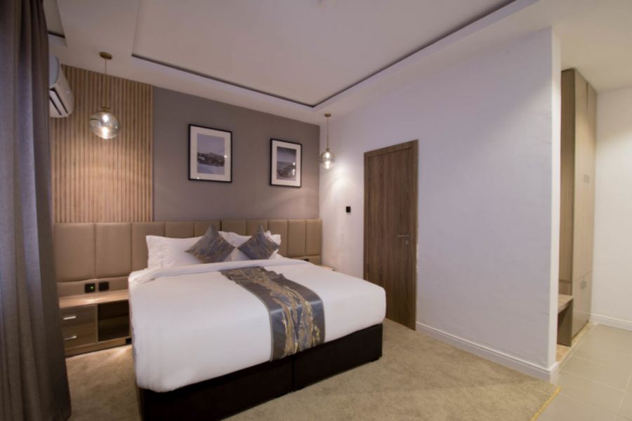 EXECUTIVE ROOM