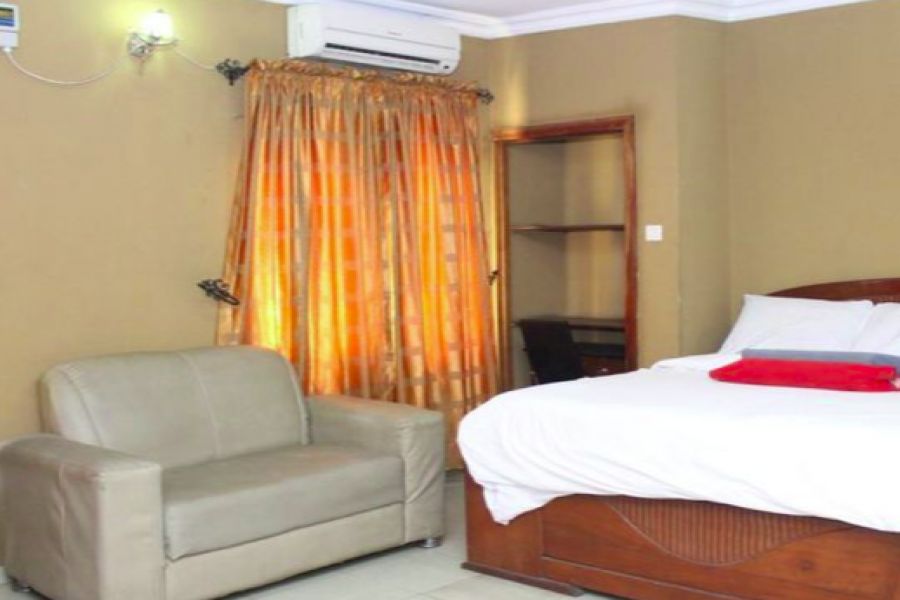 EXECUTIVE ROOM