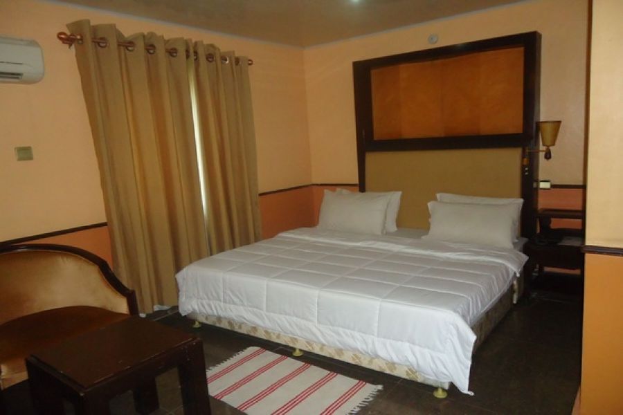 EXECUTIVE ROOM