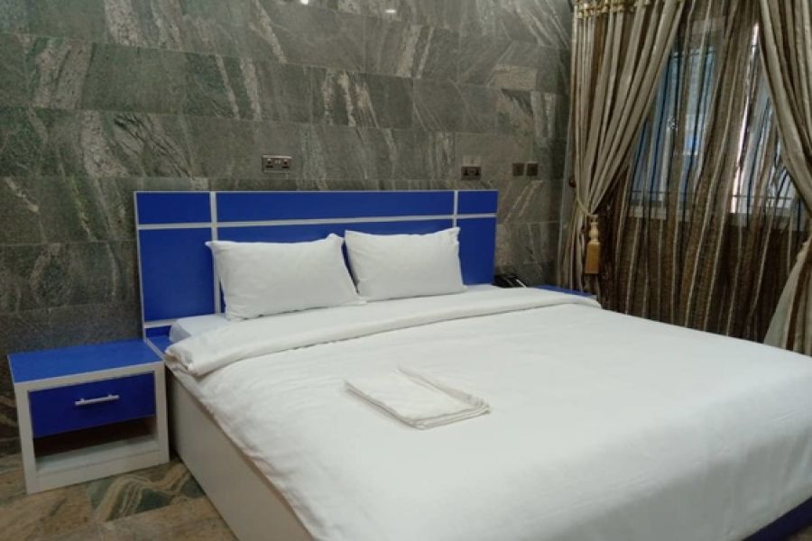DELUXE ROOM