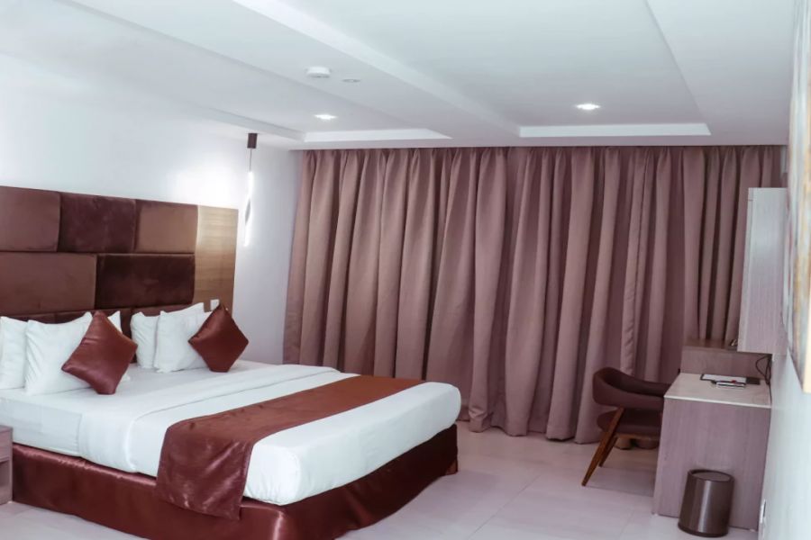 EXECUTIVE ROOM