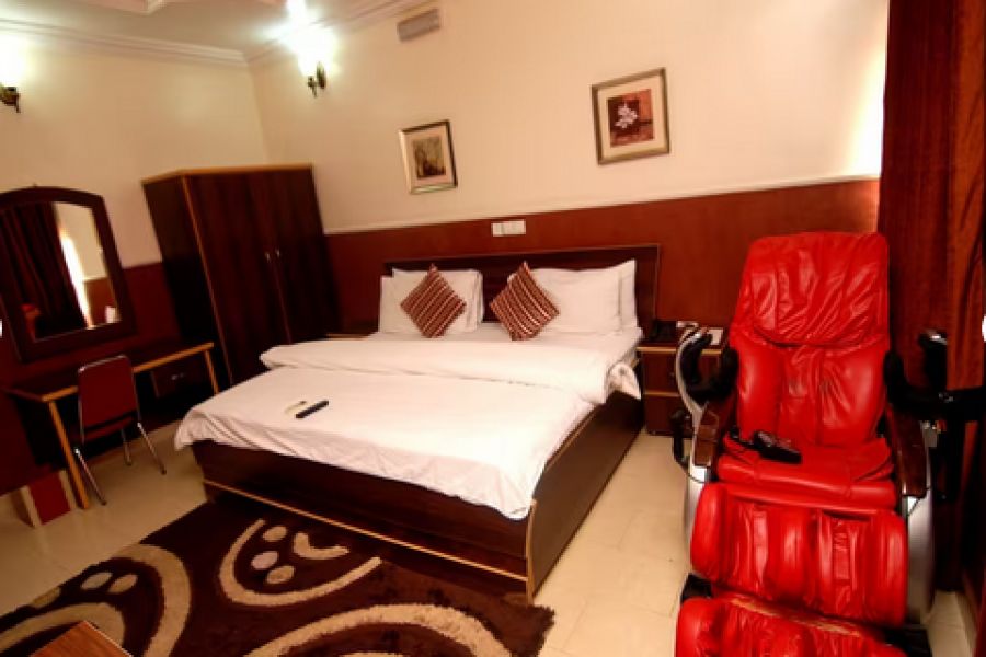 EXECUTIVE ROOM