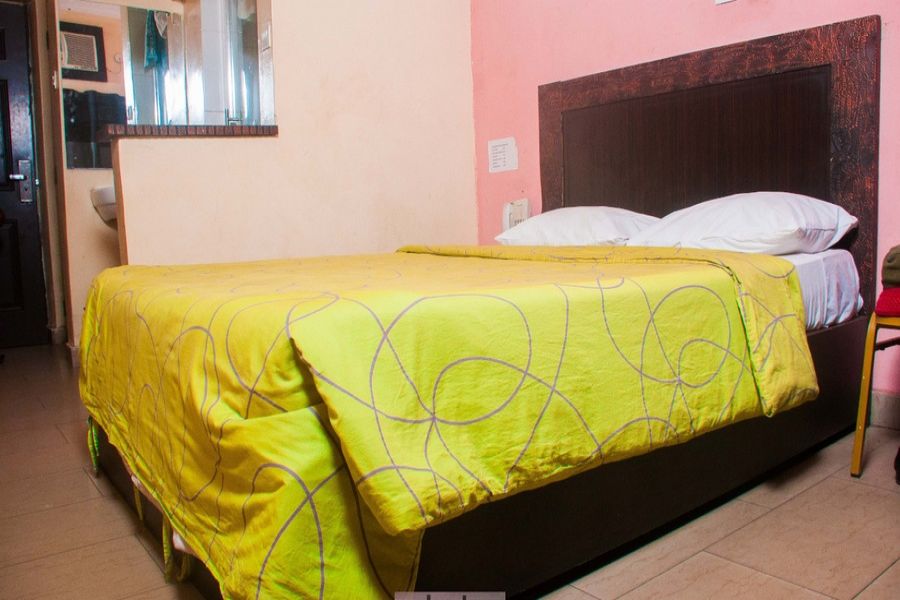 SINGLE ROOM