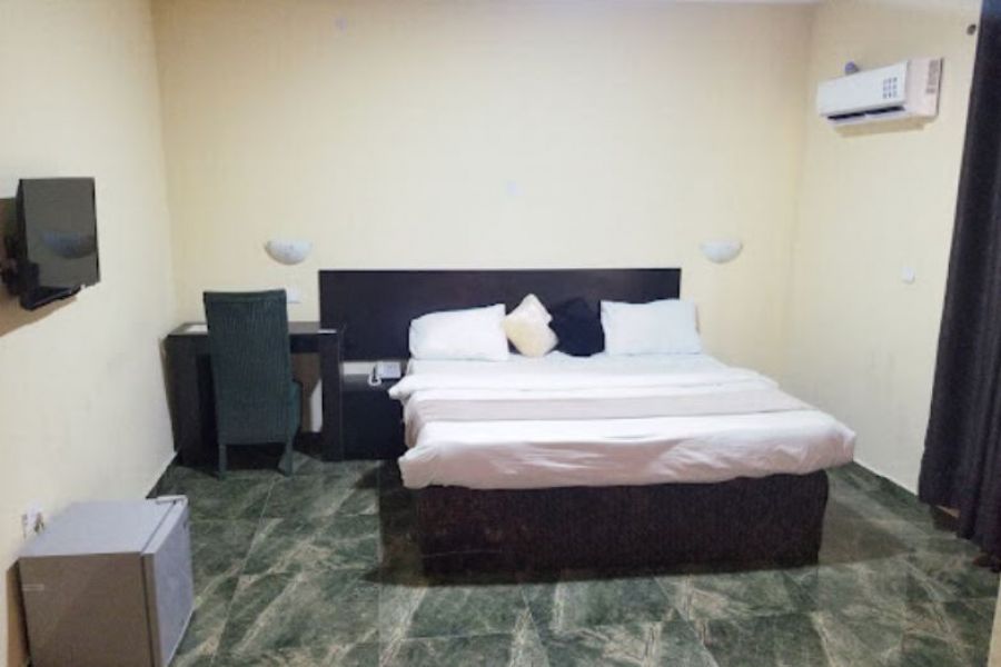 EXECUTIVE ROOM