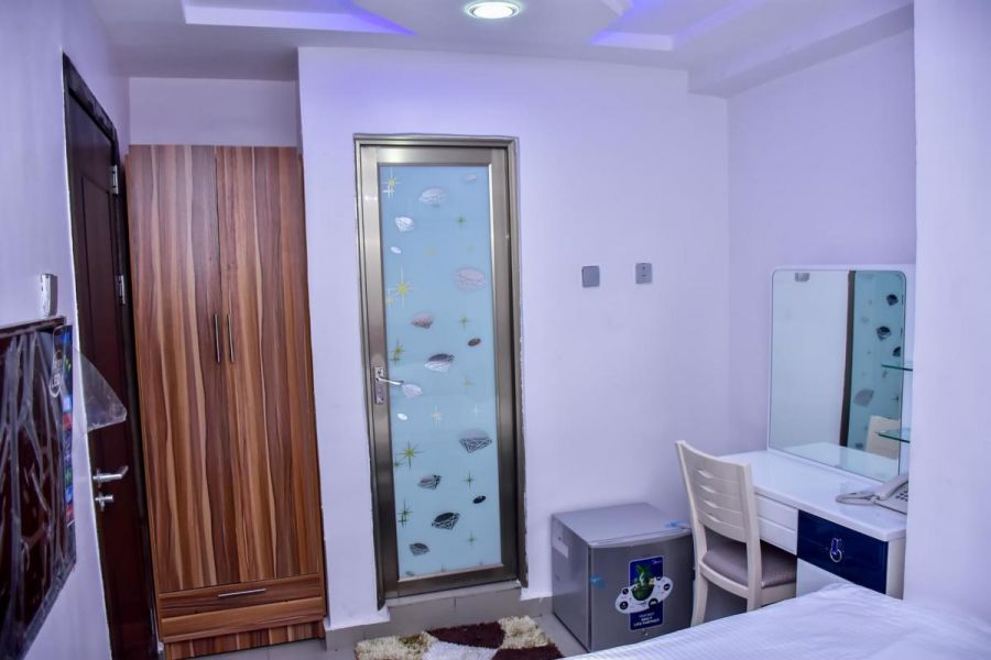 DELUXE ROOM